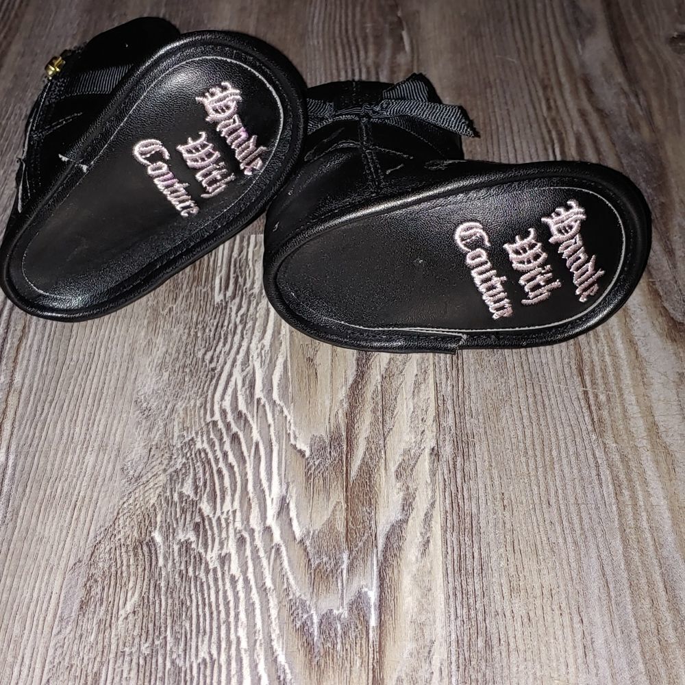 Juicy Couture Black lined infant crib slip on boots Sz 2 NWOT - Picture 6 of 8